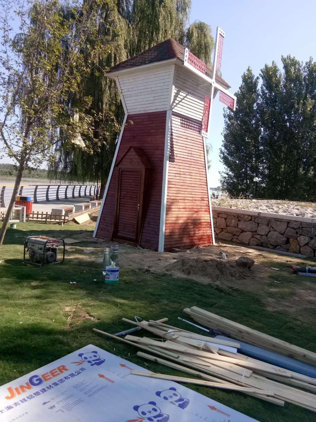 防腐木景觀風(fēng)車雕塑完工(組圖)