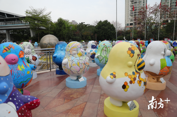 想要和萌萌噠的“鴨梨哥”見面嗎？快來布吉雕塑公益巡展吧