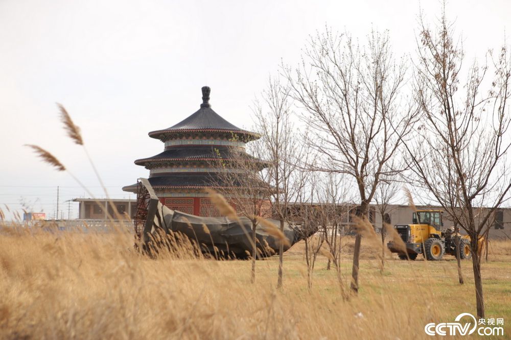 濱州18米高秦始皇鍛銅雕塑被大風(fēng)刮倒