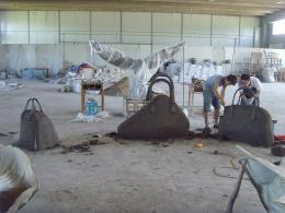 hj1709 箱包雕塑泥塑_青島國際服裝城不銹鋼雕塑、石雕、玻璃鋼雕塑_濱州宏景雕塑有限公司